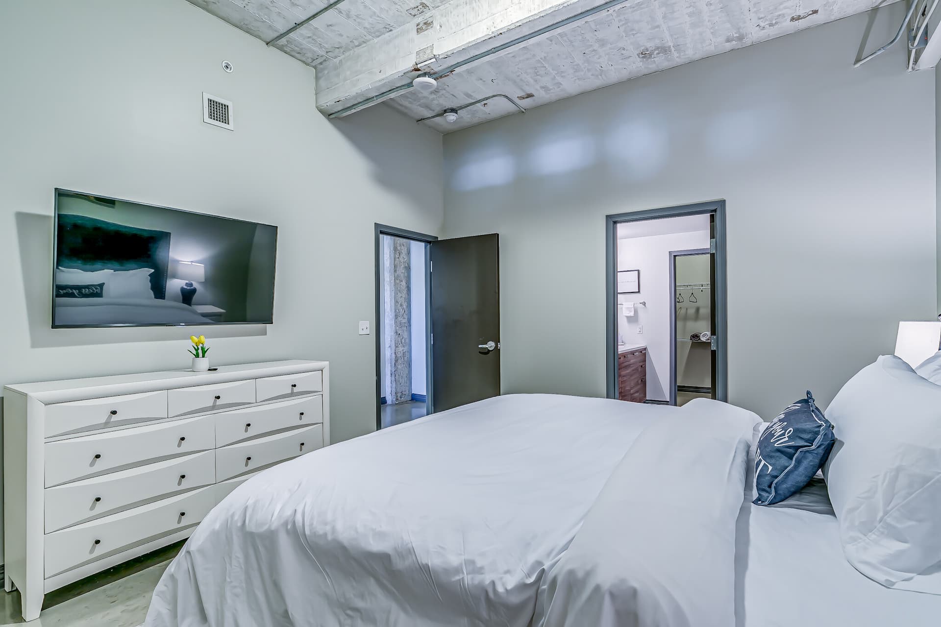 Luxury vs. Budget: Find Your Perfect Uptown Dallas Vacation Rentals