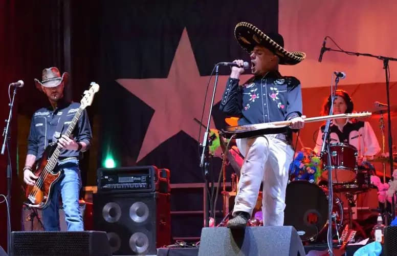 Stay Close to the Action: Deep Ellum Arts Festival Dallas at Amyfinehouse